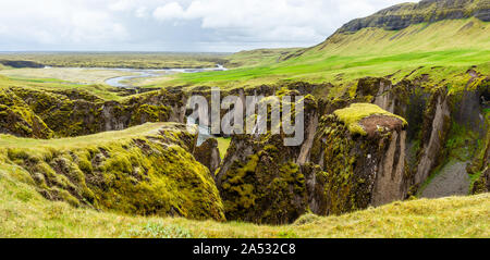 Fjadrargljufur Canyon steilen Klippen und Gewässern des Fjadra river panorama, South Island Stockfoto