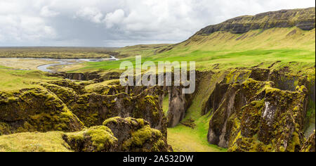 Fjadrargljufur Canyon steilen Klippen und Gewässern des Fjadra river panorama, South Island Stockfoto