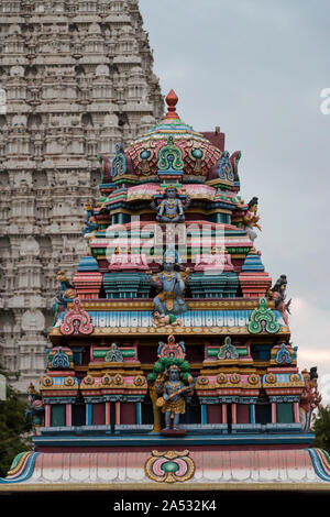 Turm und ein Denkmal des Annamalaiyar Tempel von Tiruvannamalai, Tamil Nadu, als einer der größten Tempel in Südindien im Sommer 2019 ein Stockfoto