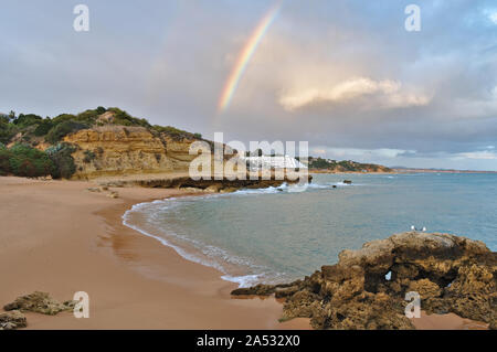 Schönen Regenbogen Anblick in Aveiros Strand. Albufeira, Algarve, Portugal Stockfoto