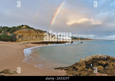 Schönen Regenbogen Anblick in Aveiros Strand. Albufeira, Algarve, Portugal Stockfoto