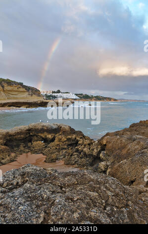 Schönen Regenbogen Anblick in Aveiros Strand. Albufeira, Algarve, Portugal Stockfoto