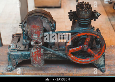 Alten Motor mit Propeller. Vintage robuster Motor und Zylinder. Stockfoto