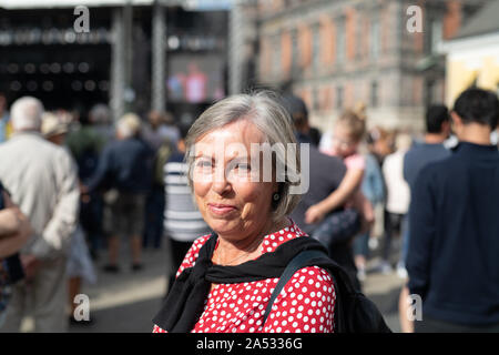 Porträt einer älteren Frau zu Fuß in der City Festival Area Stockfoto
