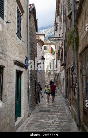 Montenegro - Blick auf einer typischen schmalen Straße mit Kopfsteinpflaster Altstadt von Kotor Stockfoto