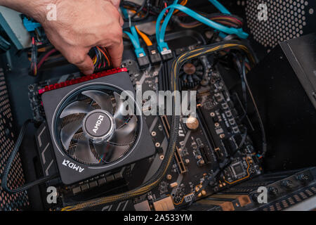 Valencia, Spanien - 12. August 2019: Installation von PC-Komponenten. AMD Ryzen 3700 x Prozessor im X570 Motherboard socket. Neue Zen 2, 7 Nanometer desktop Stockfoto