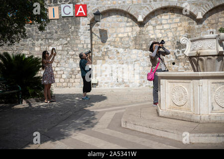 Montenegro, 17.September 2019: Touristen, die Bilder von Kotor Stockfoto