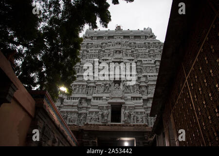 Turm und ein Denkmal des Annamalaiyar Tempel von Tiruvannamalai, Tamil Nadu, als einer der größten Tempel in Südindien im Sommer 2019 ein Stockfoto