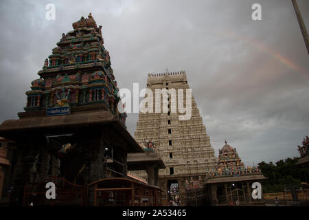 Eingang Turm und ein Denkmal des Annamalaiyar Tempel von Tiruvannamalai, Tamil Nadu, als einer der größten Tempel in Südindien in der Summ Stockfoto