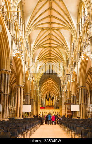 Reich verzierten Innenraum der Kathedrale von Lincoln mit Tour Gruppe hören Führer in UK auf Tour Stockfoto