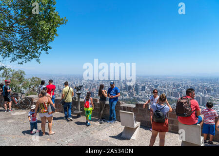 Blick auf die Stadt vom Gipfel des Cerro San Cristóbal San Cristóbal (Hügel), Santiago, Chile, Südamerika Stockfoto