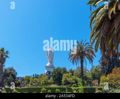 Statue der Jungfrau Maria (Virgen de la Inmaculada Concepción) auf dem Gipfel des Cerro San Cristóbal San Cristóbal (Hügel), Santiago, Chile Stockfoto