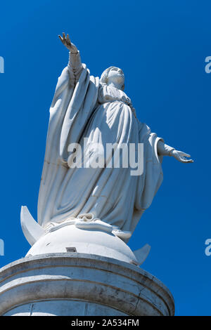 Statue der Jungfrau Maria (Virgen de la Inmaculada Concepción) auf dem Gipfel des Cerro San Cristóbal San Cristóbal (Hügel), Santiago, Chile Stockfoto