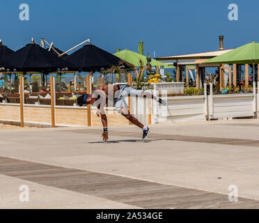Den Haag Holland kann Street 2018 spiegeln Jungen auf dem Boulevard an der Nordsee strand Umklappen springen mit keine Hände Stockfoto