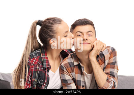 Junge weibliche Küssen ein Junge auf weißem Hintergrund Stockfoto