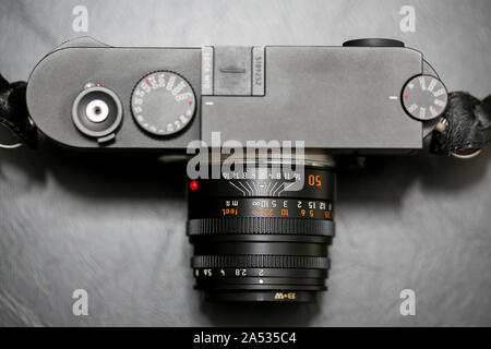 Princeton, New Jersey, 17. Oktober 2019: Leica M 10 silber auf schwarzem Hintergrund. - Bild Stockfoto