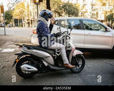 Barcelona, Spanien - 17.November 2017: Mann auf dem Moped Sein verärgert auf Katalanisch Barcelona Stau Stockfoto