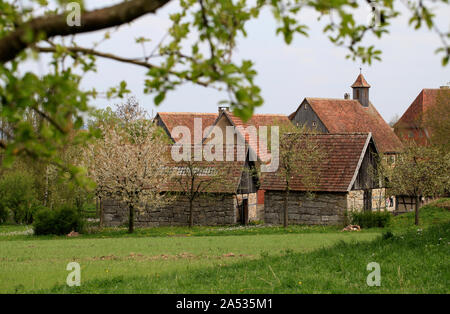 Alte Bauernhäuser und Scheunen in ländlichen Landschaft Stockfoto