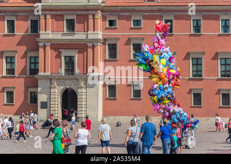 Warschau, Polen - 20. August 2019: Ballon Verkäufer und nur wenige Touristen am Schlossplatz in Warschau Stockfoto