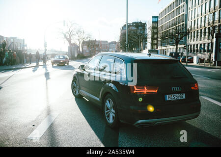 Hamburg, Deutschland - Feb 2018: Audi Quattro schwarz Wagen Auto drehen auf der Bei den Muhren Straße Straße Brooksbrucke mit Menschen im Hintergrund Stockfoto