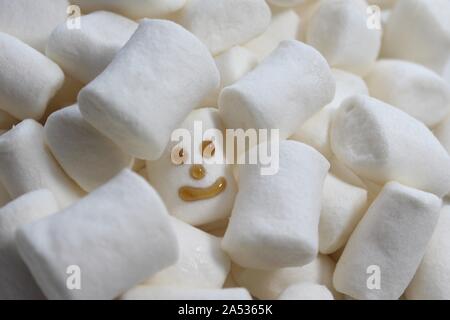 Das Bild zeigt ein Marshmallow mit ein lustiges Gesicht. Stockfoto