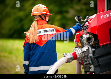 Deutschland, Niederstetten, Baden Württemberg. September 2019 junge feuerwehrleute in der Ausbildung Stockfoto