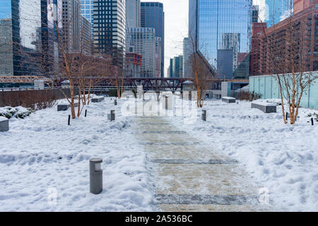 Schneebedeckter Park am Wolf Point in Chicago Stockfoto