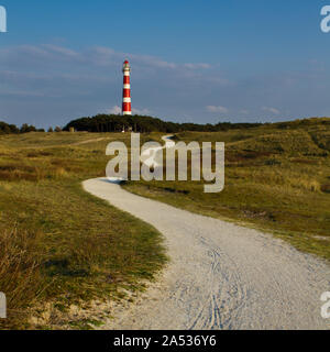 Weg durch die Dünen in Richtung vuurtoren, Leuchtturm Ameland Stockfoto