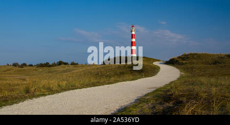 Weg durch die Dünen in Richtung vuurtoren, Leuchtturm Ameland Stockfoto