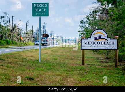 Eine Stadt beschränken und willkommenes Zeichen grüßt Treiber als Mexiko Strand geben, Oktober 5, 2019, in Mexiko Strand, Florida. Stockfoto