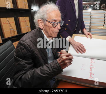 Autogrammstunde MIT CHRISTO TASCHEN PARIS Stockfoto