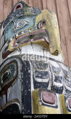 Detail eines Totempfählens am Cape Mudge Village. Cape Mudge , Quadra Island, Vancouver Island, British Columbia, Kanada. Stockfoto