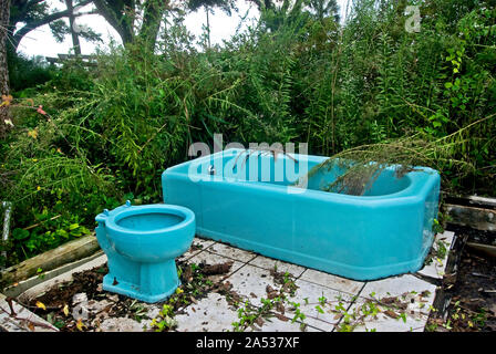 Ein 70er-Stil türkis Badewanne und WC sind alle, die bleiben, der ein Haus auf der Autobahn 90 in Pass Christian, Mississippi, nach dem Hurrikan Katrina. Stockfoto