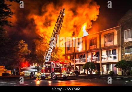 Das DeKalb County Feuerwehr funktioniert die Szene eines zwei-Alarm Feuer im Quality Inn auf Ranchwood Drive in Tucker, Georgia, 4. Juni 2014. Stockfoto