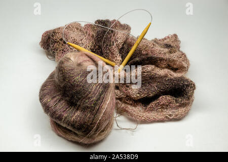 Stricken mit den Stricknadeln Stockfoto