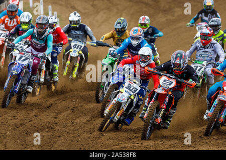 Mel Pocock auf seinem ASA United KTM dauert der Start Leitung während der MX1 Maxxis British Motocross Championship an Cadders Hill, Lyng, Norfolk, Großbritannien. Stockfoto