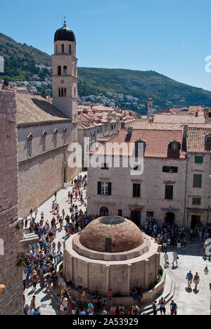 Hauptstraße Stradun in der Altstadt von Dubrovnik, Kroatien, mit Kirche St. Saviour, eine kleine Votivkirche, und der Großen Onofrio Brunnen in der Nähe der Stockfoto