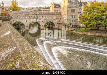 Stadt Bad und am Fluss Avon. Badewanne, Somerset, England. Stockfoto