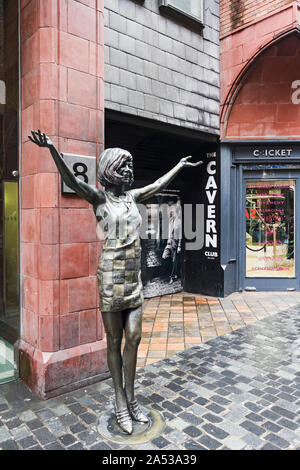 Cilla Black, Priscilla White, Statue außerhalb der neuen Cavern Club in Liverpool, Großbritannien Stockfoto