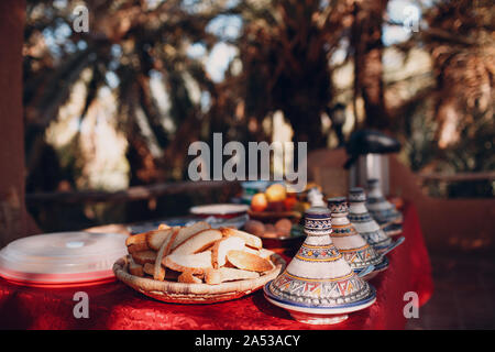 Marokkanische Tajine und Brot auf dem Tisch Stockfoto