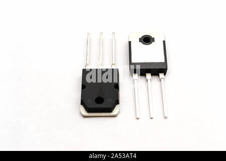 Power Transistor-Paket-3P auf weißem Hintergrund Stockfoto