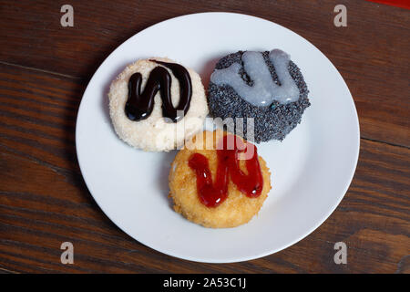 Gebratenes Eis. Mit Zusatzstoffen. Unterschiedliche Geschmäcker. Stockfoto