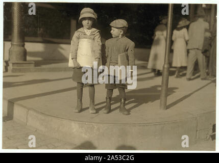 Zwei 6-Jährige newsboys. Odell McDuffy, Sam Stillman, Dallas. Es gibt viele andere von sechs und sieben Jahren hier verkaufen. Abstract: Fotografien aus den Aufzeichnungen des Nationalen Kinderarbeit Committee (USA) Stockfoto