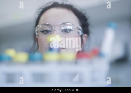 Junge Wissenschaftlerin Frau mit Röhrchen in einem Labor Stockfoto