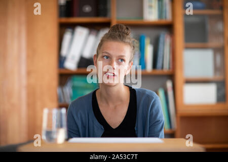 Das Lernen der Schüler in einer Bibliothek denken Stockfoto