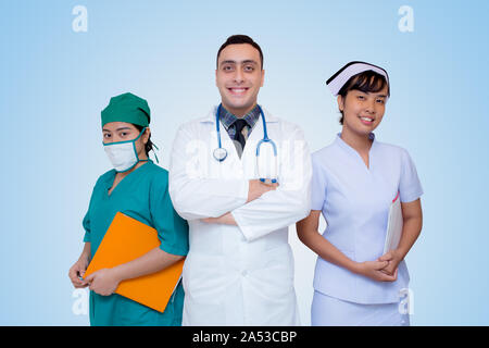 Healthcare - Beruf - Menschen und Medizin Konzept - Professionelle Allgemeinmediziner positive Emotionen zum Ausdruck zu bringen. Stockfoto