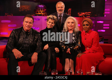 Host Graham Norton mit (sitzend von links nach rechts) Arnold Schwarzenegger, Linda Hamilton, Debbie Harry und Nadiya Hussain, während der Dreharbeiten für die Graham Norton Show auf BBC Television Centre, Studioworks 6 Wood Lane, London, auf BBC One am Freitag Abend gelüftet zu werden. Stockfoto