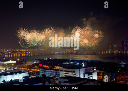 Doha Katar - Dezember 18, 2018: Feuerwerk am Nationalfeiertag in Katar Doha. Stockfoto