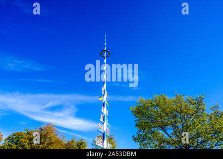 Blick auf den Maibaum auf dem Viktualienmarkt in München, Deutschland Stockfoto