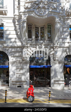 Red scooter außerhalb Prada store in der Avenue da Liberdade, Lisbon, Portugal geparkt. Stockfoto